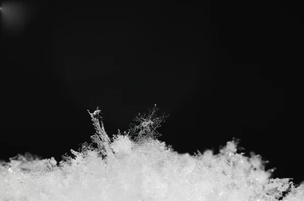 美丽的水晶在新鲜的雪 — 图库照片