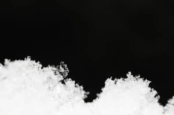 Siyah arka plan ile kar kristal — Stok fotoğraf
