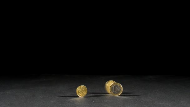Три монеты евро, примыкающие — стоковое видео