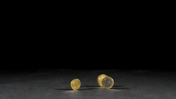 Trois pièces en euros attenantes — Video