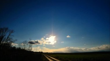 Timelapse parlak güneşin ve bulutların yol ile