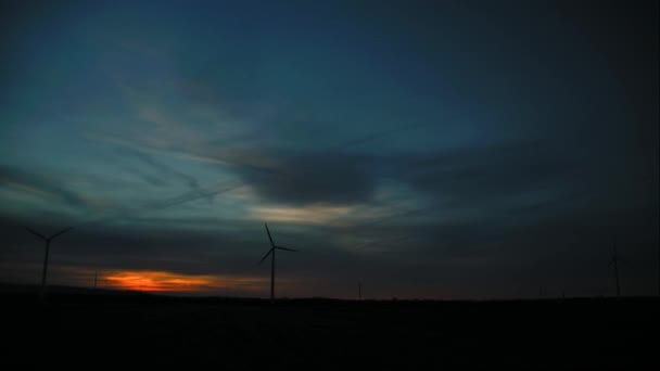 Timelapse helderheid in de ochtend om windturbines — Stockvideo