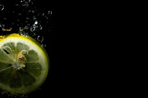 Limón cae al agua — Foto de Stock