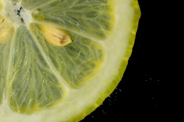 Limón en agua y negro — Foto de Stock