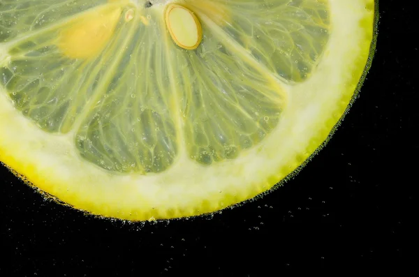 Limón en burbujas de agua detalle — Foto de Stock