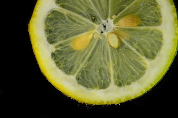 Citron dans l'eau détail — Photo