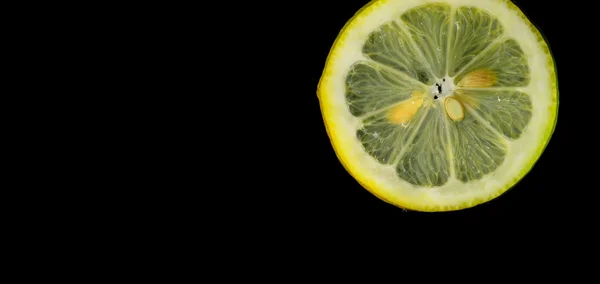 Cuña de limón y panorama negro — Foto de Stock