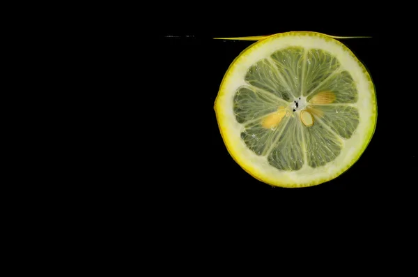 Čerstvý citron do vody — Stock fotografie
