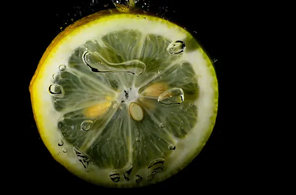 Lemon kuning segar dalam air dengan gelembung — Stok Foto
