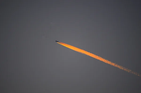 Avion de passagers au lever du soleil — Photo