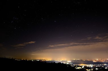 şehir ışıkları ve yıldızlı