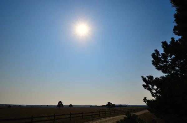 Paard ranch en zon aan de hemel — Stockfoto