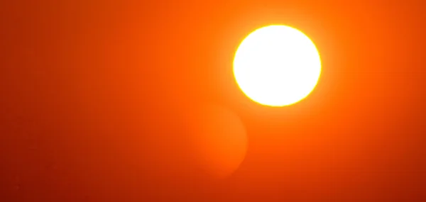 Zářivě bílé slunce s oranžovou panorama — Stock fotografie