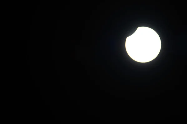 Éclipse partielle lumineuse la lune se produit — Photo