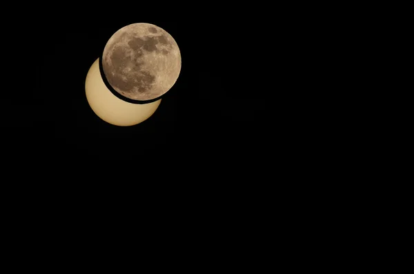 日偏食月亮蒙太奇 — 图库照片