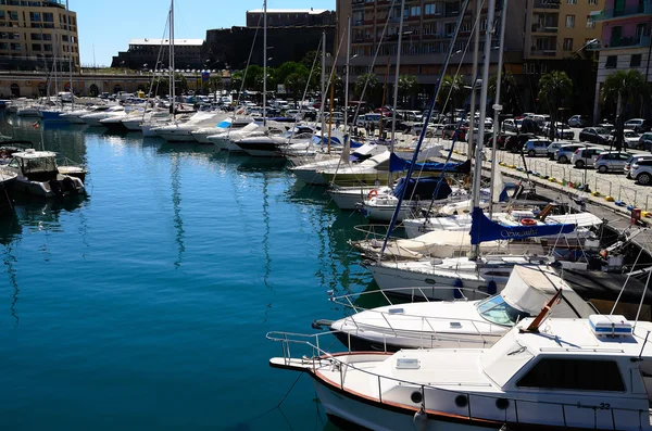 Barche e auto nel porto di Savona — Foto Stock