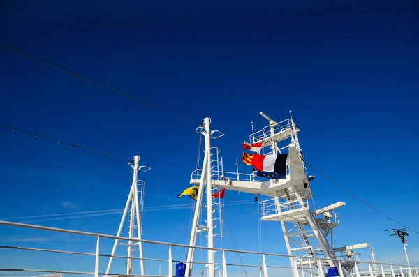 Drapeaux colorés sur un bateau de croisière — Photo