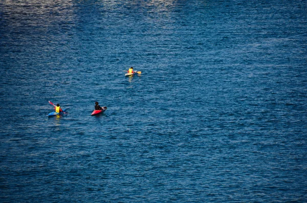 Kanovaarders in de zee savona — Stockfoto