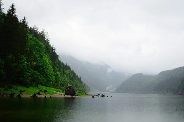 Énorme rocher sur le lac — Photo