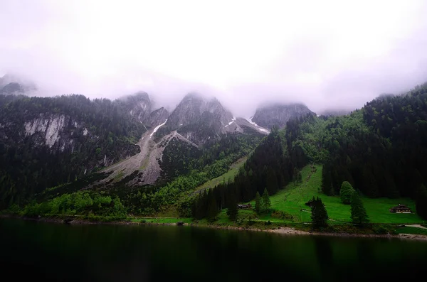 Lago con montañas y niebla — Foto de Stock