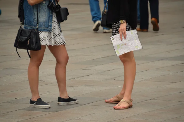 Mulheres jovens em mini-saia — Fotografia de Stock