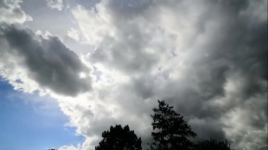 Timelapse beyaz ve Siyah bulutlar