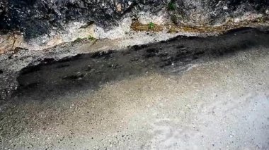 kayaların üzerinde yağmur damlar