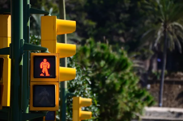 Semáforo amarelo é vermelho — Fotografia de Stock