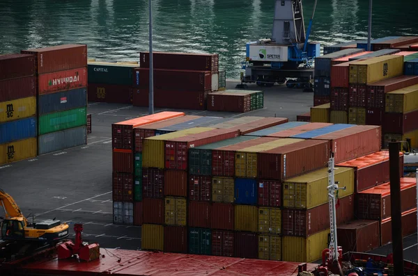 Muchos contenedores apilados en el puerto —  Fotos de Stock