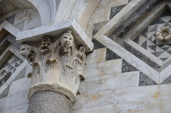 Torre inclinada de Pisa com figuras — Fotografia de Stock