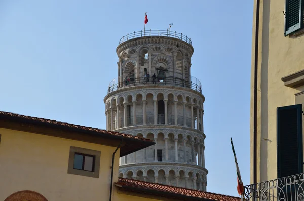 Lutande tornet i Pisa till ett hus — Stockfoto