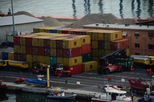 Contenedores con buques en puerto —  Fotos de Stock