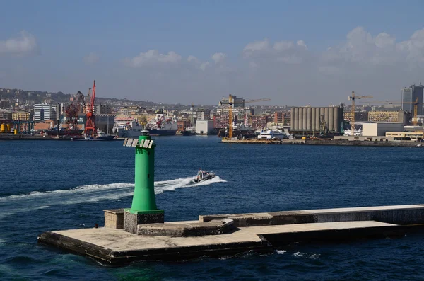 Faro verde en el puerto — Foto de Stock