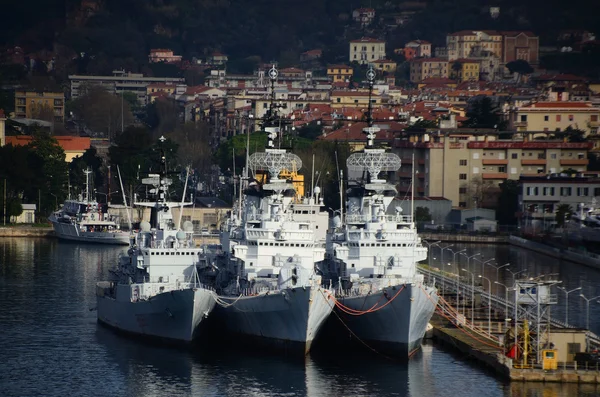 Τρία αντίκες πολεμικών πλοίων στο λιμάνι — Φωτογραφία Αρχείου