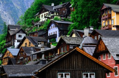 renkli evlerde Hallstatt Gölü