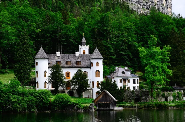 Wit kasteel aan het meer — Stockfoto