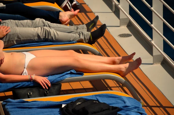 Lying in the sun on a cruise ship — Stock Photo, Image