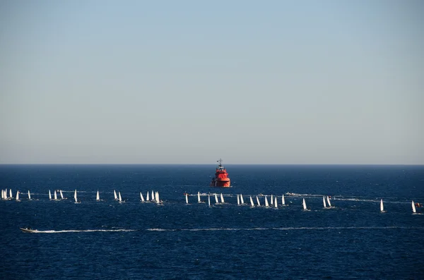 Červená loď a plachetnice — Stock fotografie