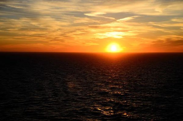 Zonsondergang op de horizon en de zee — Stockfoto