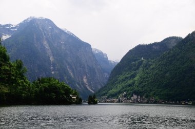 Hallstatt Gölü ve dağlar