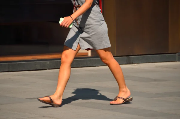 Mujer en vestido gris corto va —  Fotos de Stock