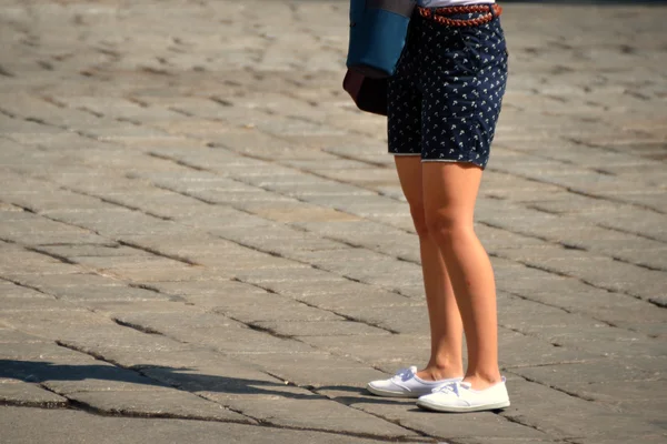 Женщина и шорты в белых кроссовках — стоковое фото
