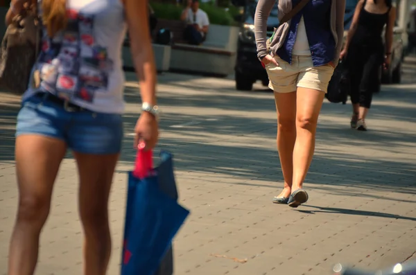 Женщин, гуляющих летом в городе — стоковое фото