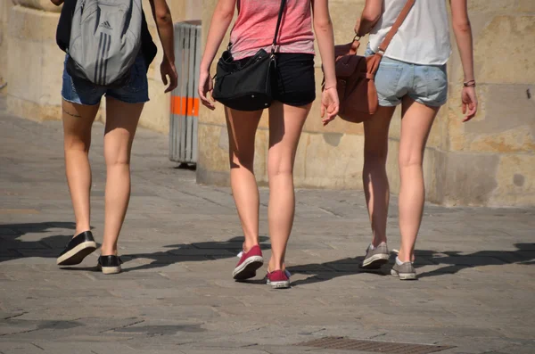 Τρεις νεαρή κοπέλα περπάτημα στην πόλη — Φωτογραφία Αρχείου