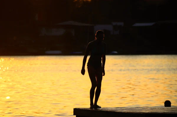 湖でドックでビキニの女性 — ストック写真