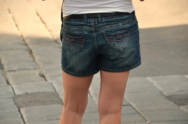 Mulher em jeans curtos — Fotografia de Stock