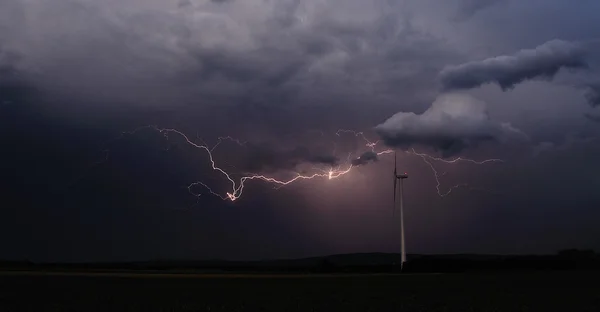 Bellissimo panorama di fulmini e turbine eoliche — Foto Stock