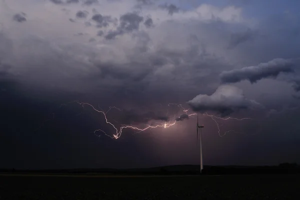 Krásné blesky a větrná turbína — Stock fotografie