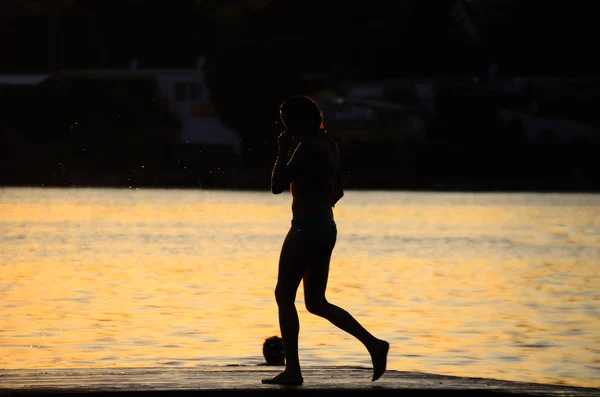 Mujer en bikini caminando en el lago puente peatonal —  Fotos de Stock