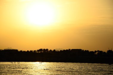 parlayan deniz günbatımı